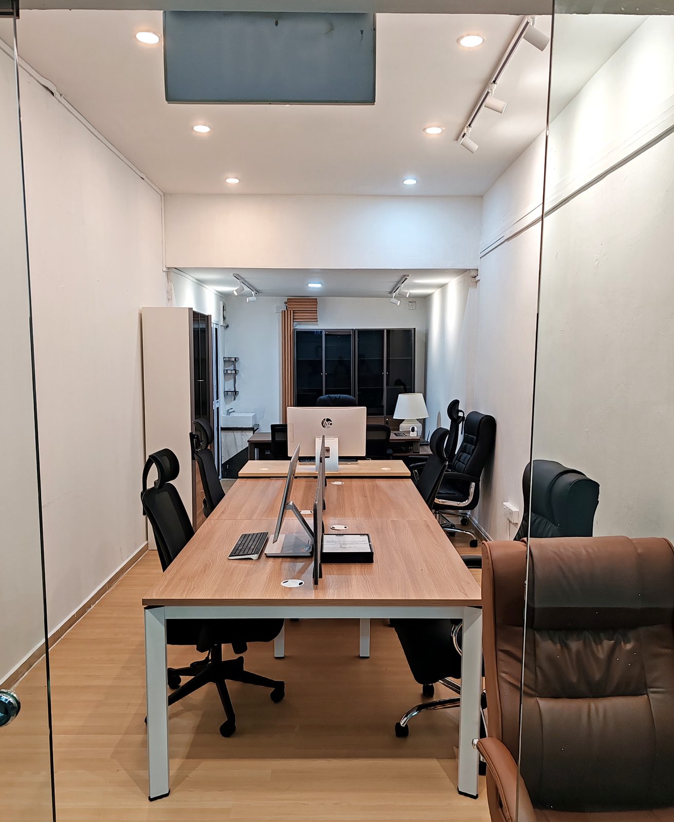 Fitted office at 1 Tanjong Pagar Plaza with bench workstations running the depth of the unit